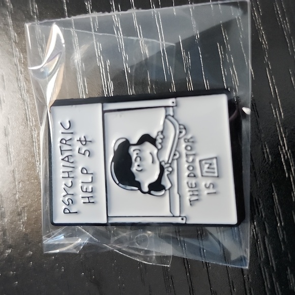 Peanuts Lucy Pin - Picture 3 of 5